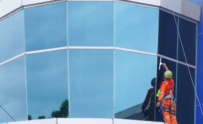 material fasad bangunan membersihkan fasad gedung bertingkat, keselamatan kerja facade cleaning