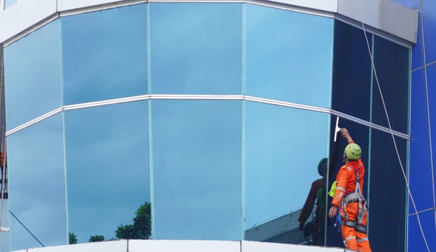 material fasad bangunan membersihkan fasad gedung bertingkat