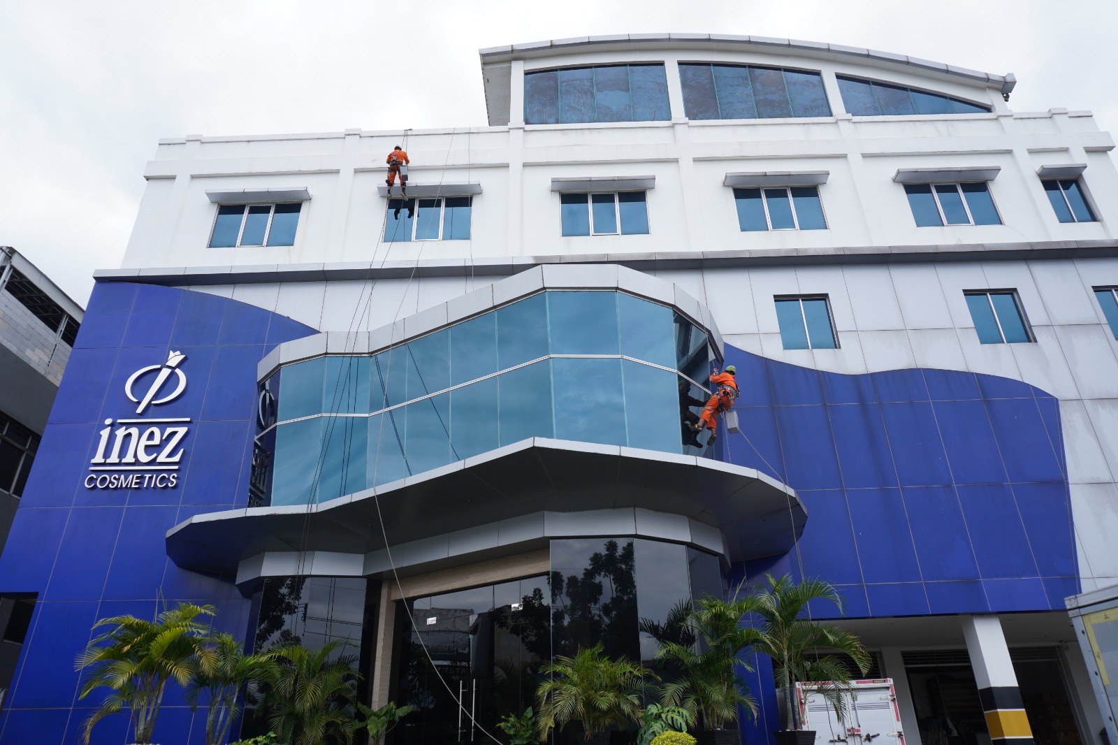 facade cleaning jasa pembersihan kaca gedung