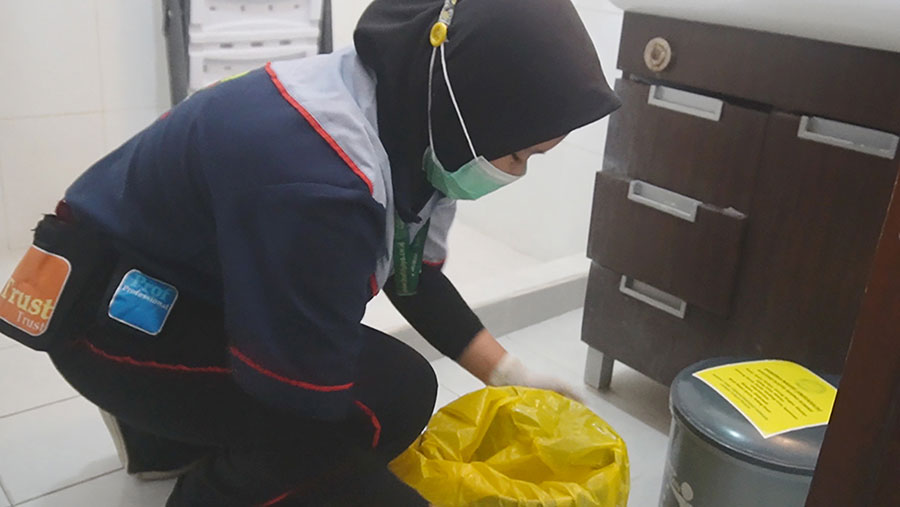 makna warna warni tempat sampah cara membuang sampah yang benar. beda sampah dan limbah