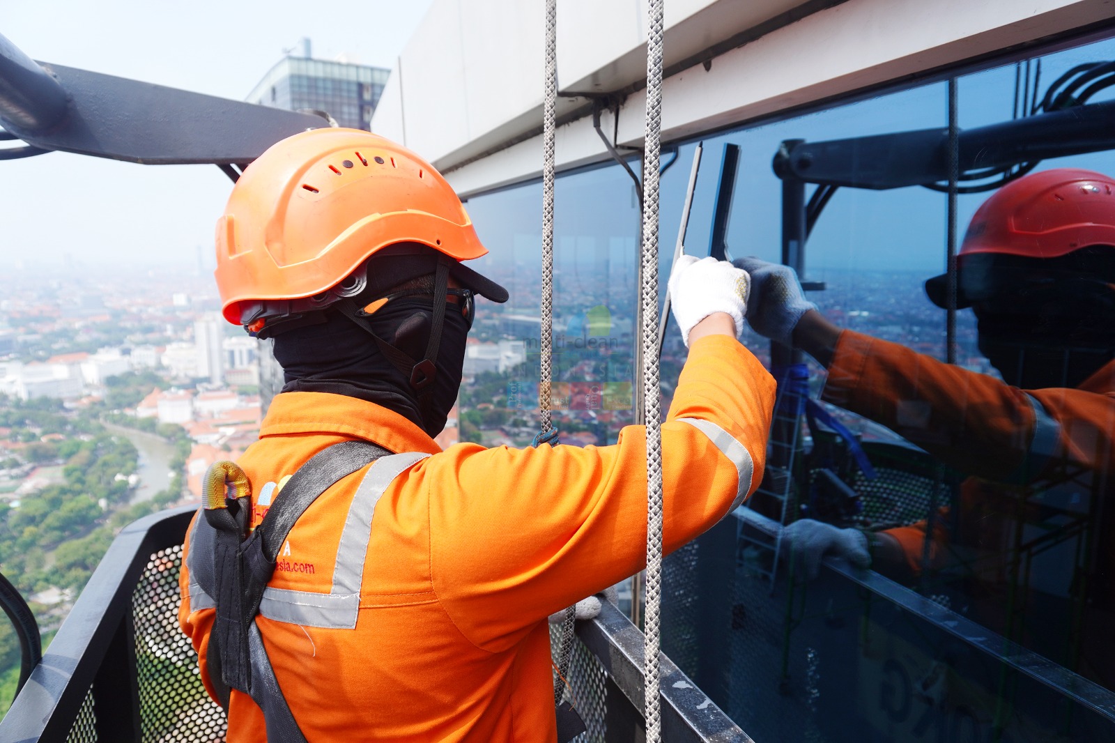 apa itu fasad gedung teknik membersihkan kaca