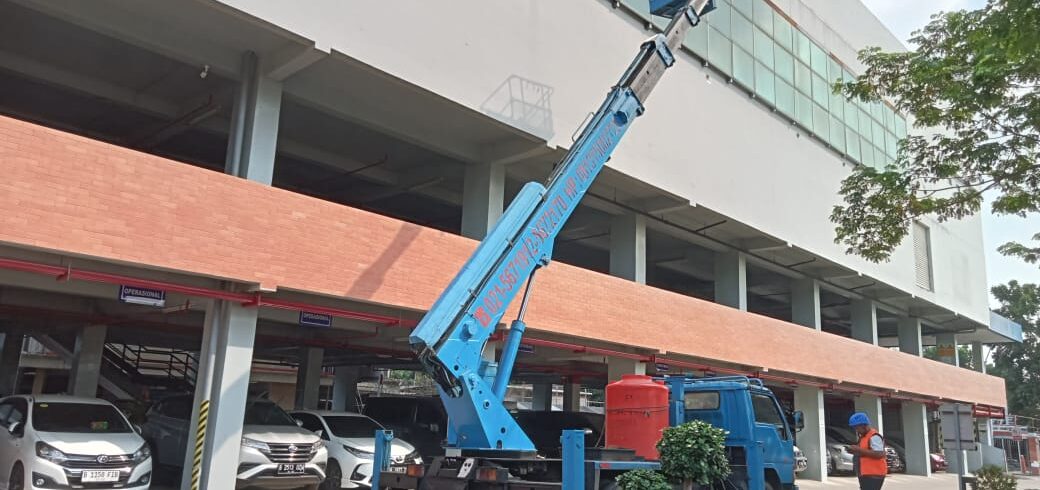 layanan jasa pembersihan kaca gedung