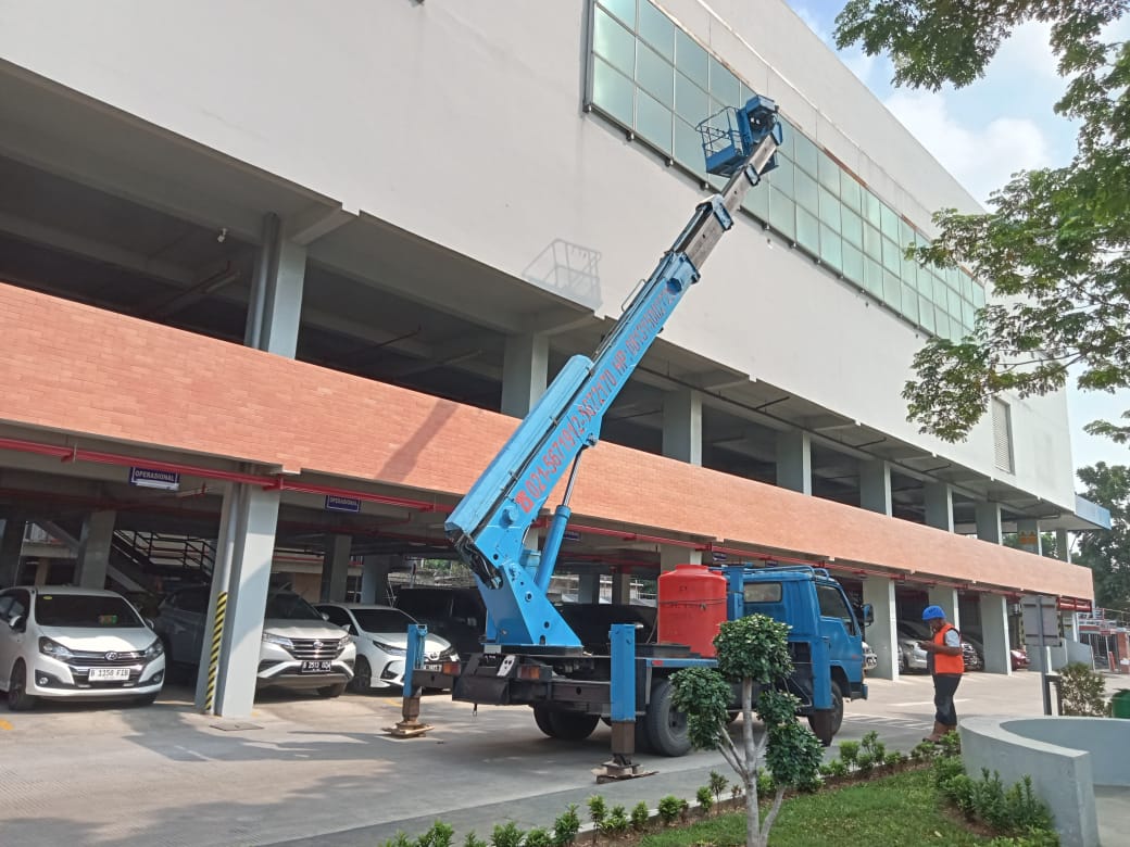 layanan jasa pembersihan kaca gedung