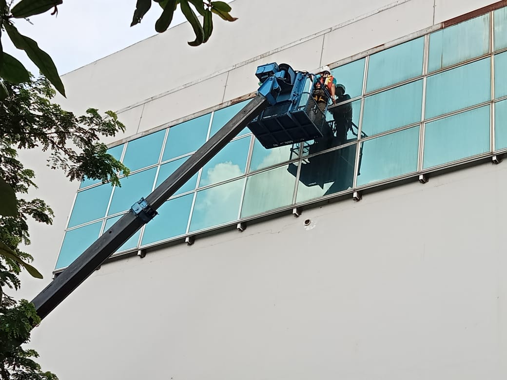 jenis kaca yang sering digunakan pada gedung