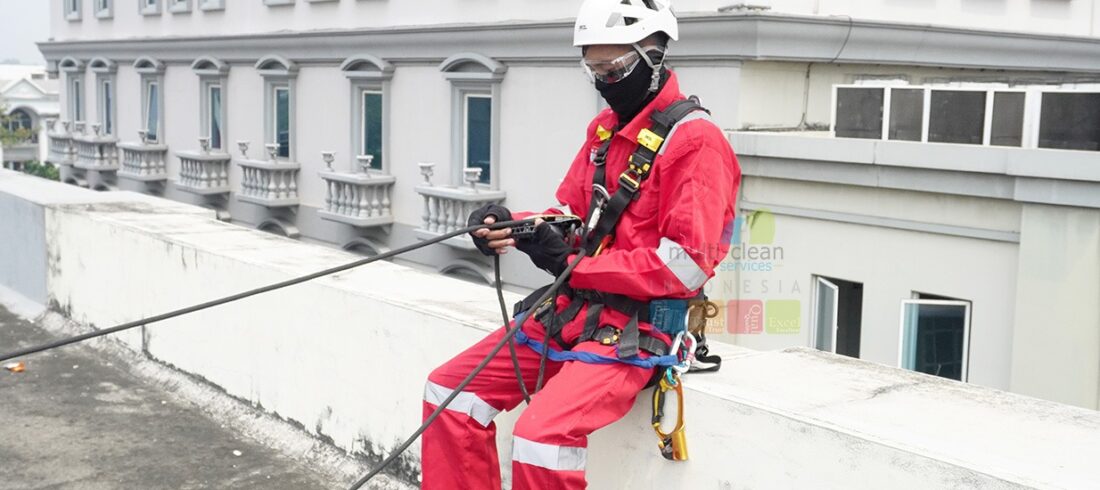 pengecekan tali saat bekerja menggunakan rope access atau akses tali