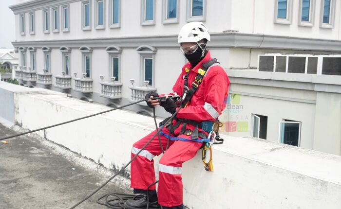 pengecekan tali saat bekerja menggunakan rope access atau akses tali gondola atau rope access