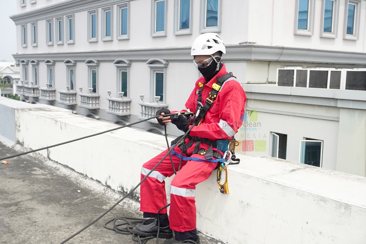 pengecekan tali saat bekerja menggunakan rope access atau akses tali